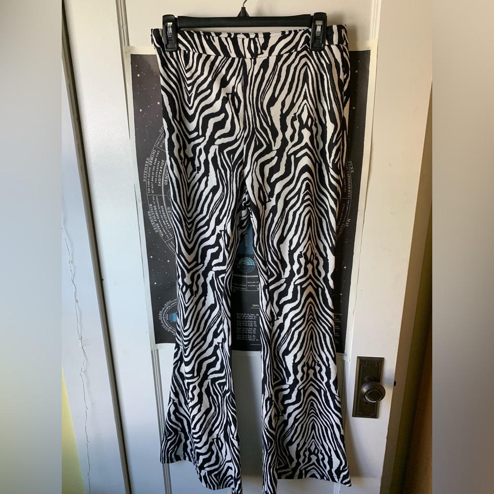 Junior’s SHEIN EZ Wear Zebra Striped Print Flare Pants, M
